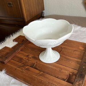Vintage Milk Glass Fruit compote bowl on pedestal (E003)